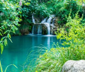 The Waterfalls It is about a magical complex of lakes and waterfalls, which creates a water paradise! Walk through the paths, surrounded by rich flora and maybe take a dip in the cool, crystal waters! In the end, the tour will be unforgettable!