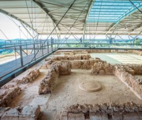 The palace of the Late Hellenic Period, [13th century BC] At a distance of 18 km.  from the city of Pylos, you will find the Palace of Nestor, which is the most well-preserved monument of the Mycenaean civilization.  An exploration in the area of ​​the excavations, the royal "Vaulted tombs"... will bring you closer to the ancient world of Messinia!